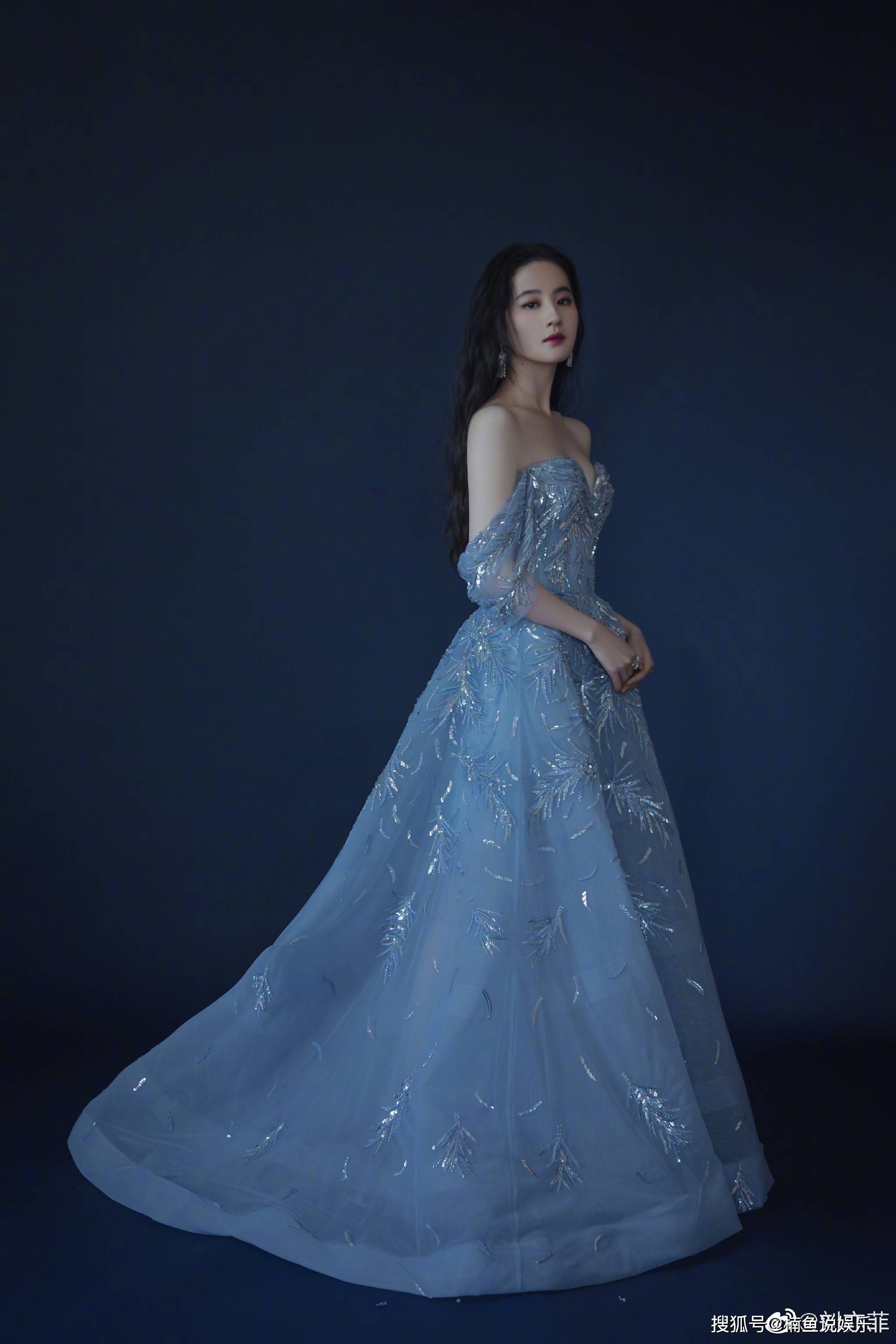 刘亦菲蓝色纱裙好惊艳真实上演在逃公主33岁仙女梦回18岁