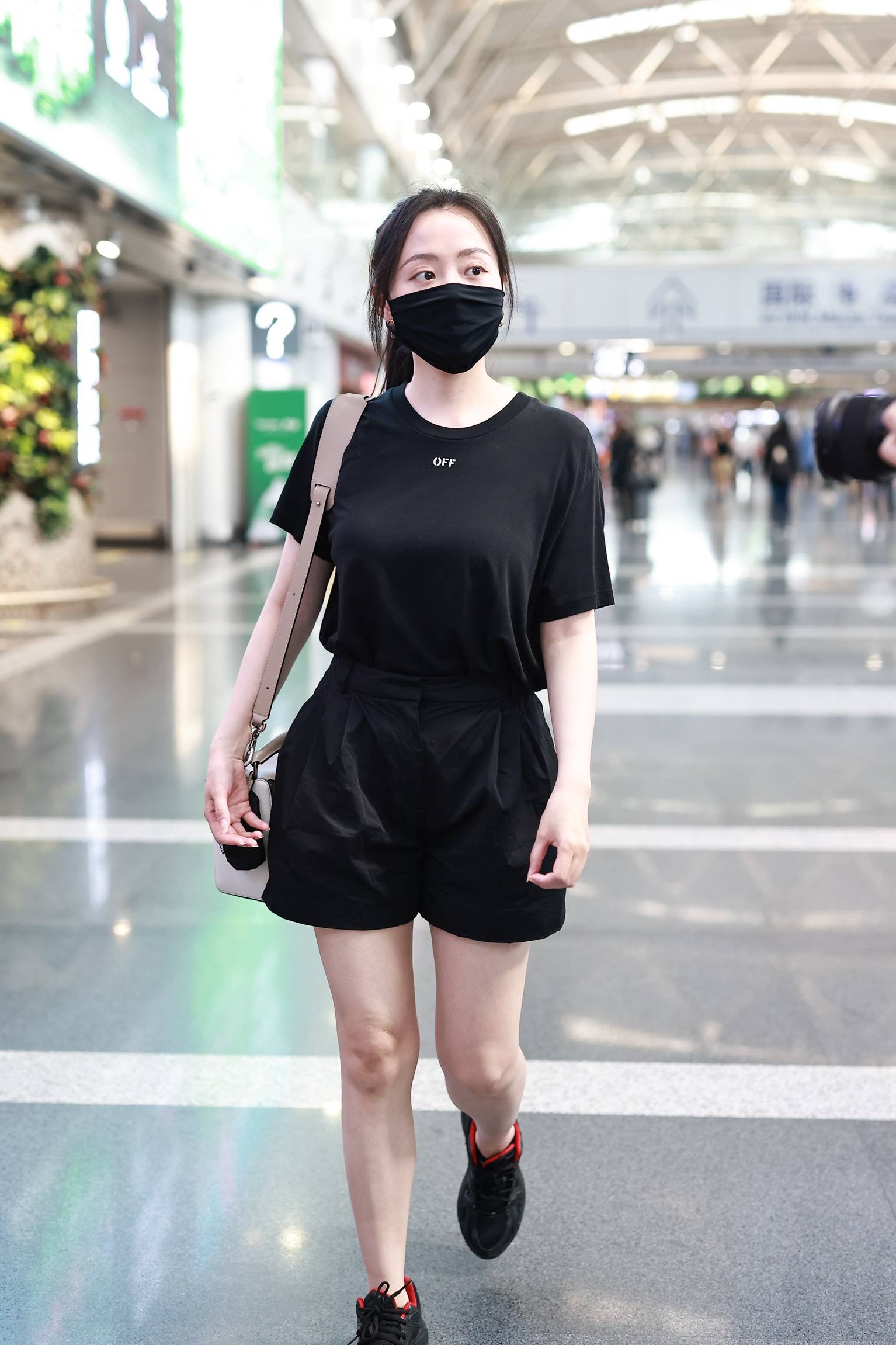 2021年6月8日,北京,张靓颖现身机场,同行的还有她的男友陈秋莳.