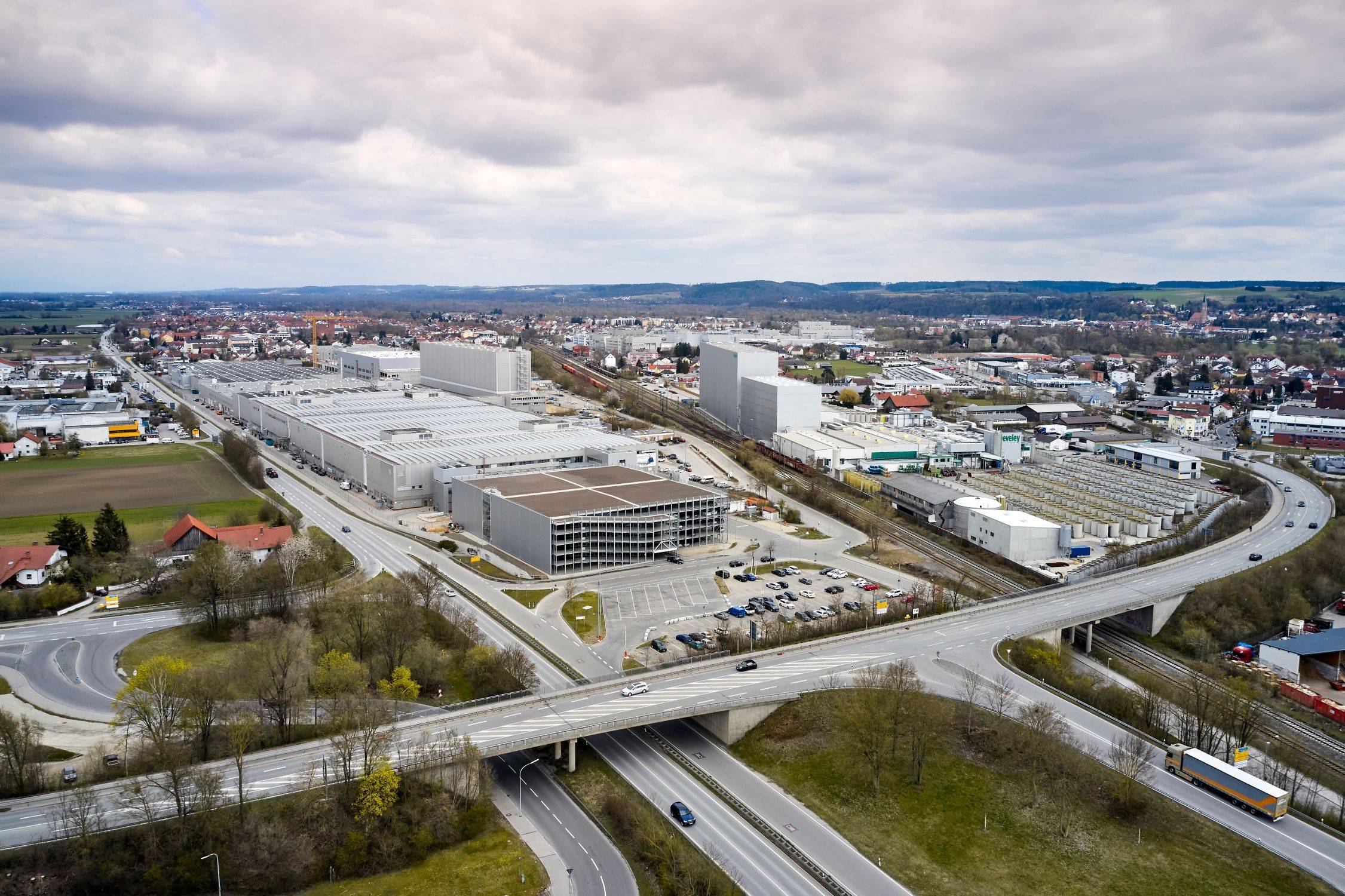 宝马丁格芬工厂为创新bmwix与创新bmwi4生产第五代bmwedrive电力驱动