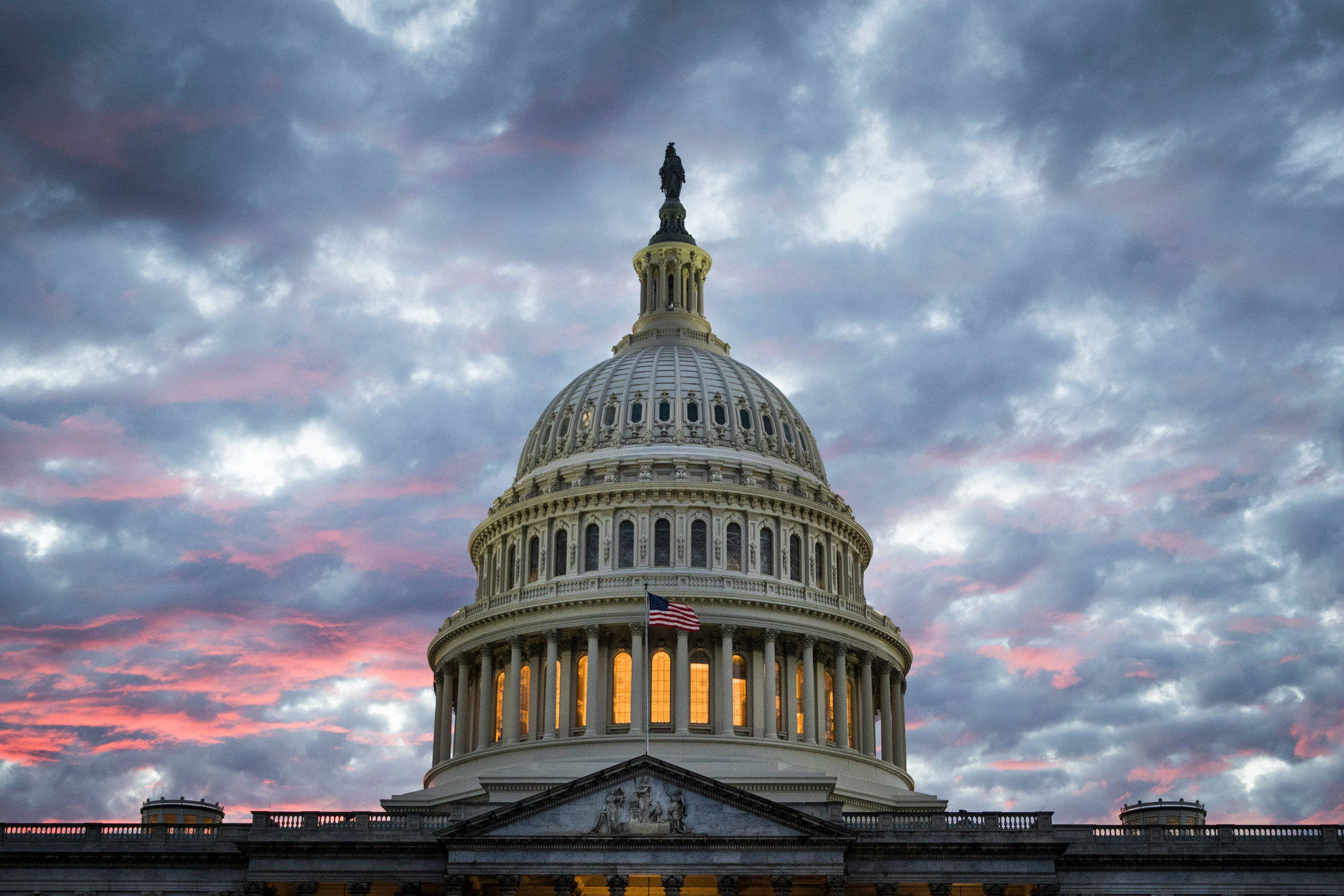 周五,参议院民主党人与议会parliamentarian磋商移民