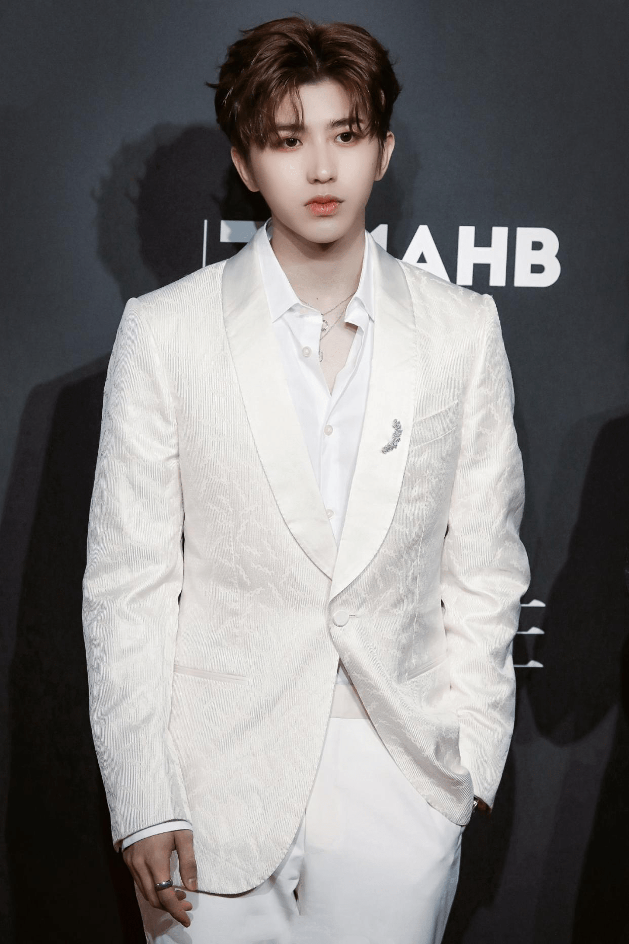 蔡徐坤的经典穿搭,尽显百变魅力,西装沉稳,休闲装雅致,帅气