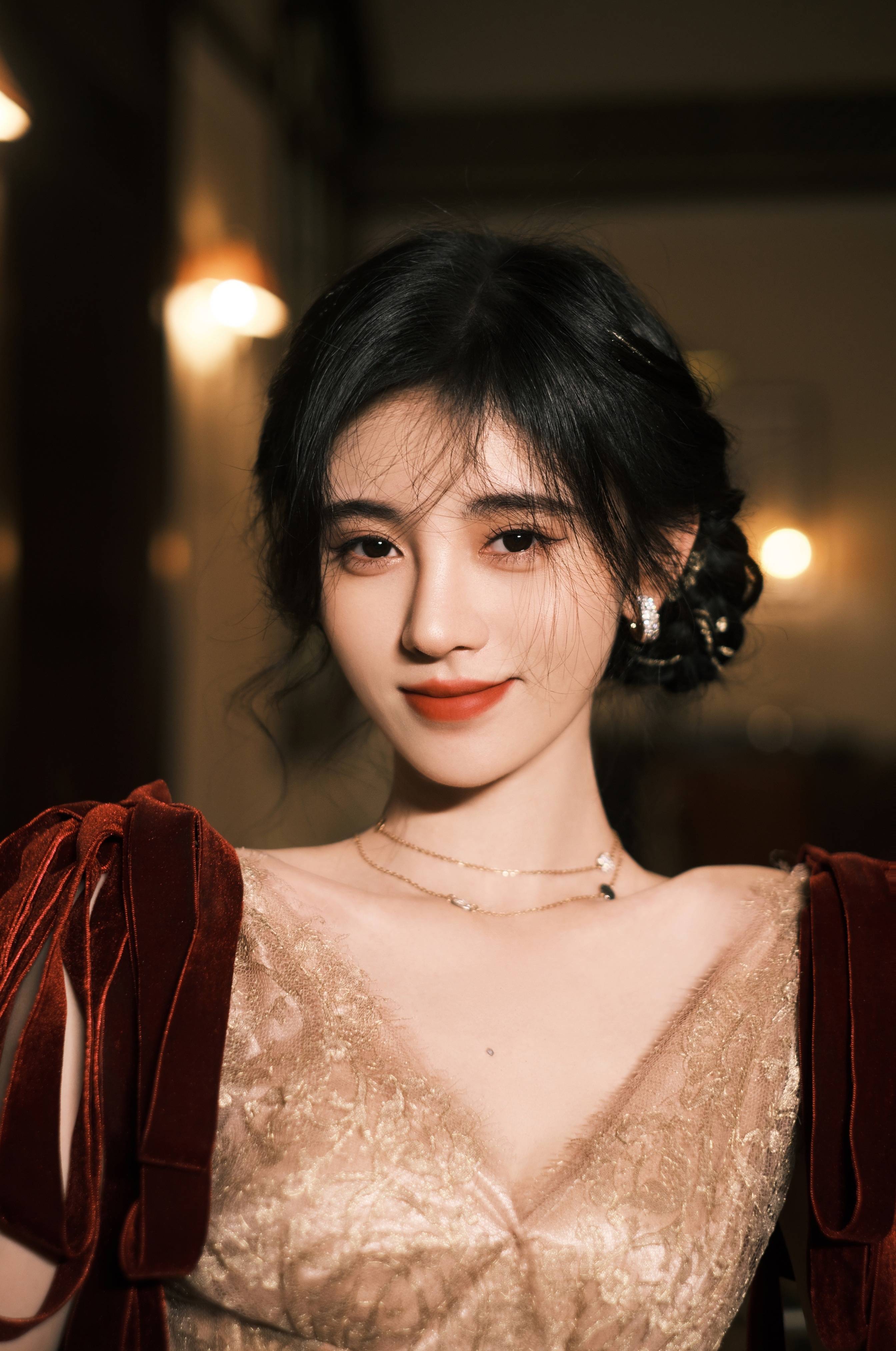 鞠婧祎穿露背长裙锁骨线条惊艳 气质温婉大方