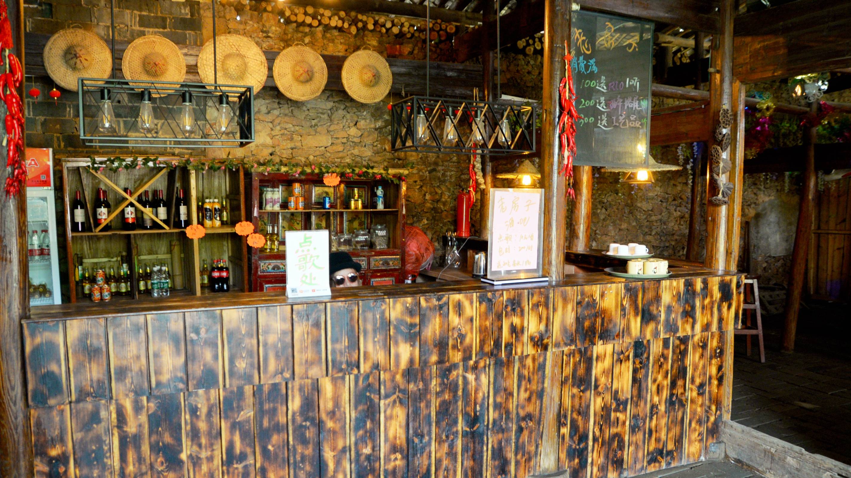 老房子酒吧,让我和美女《把根留住》_美乡村