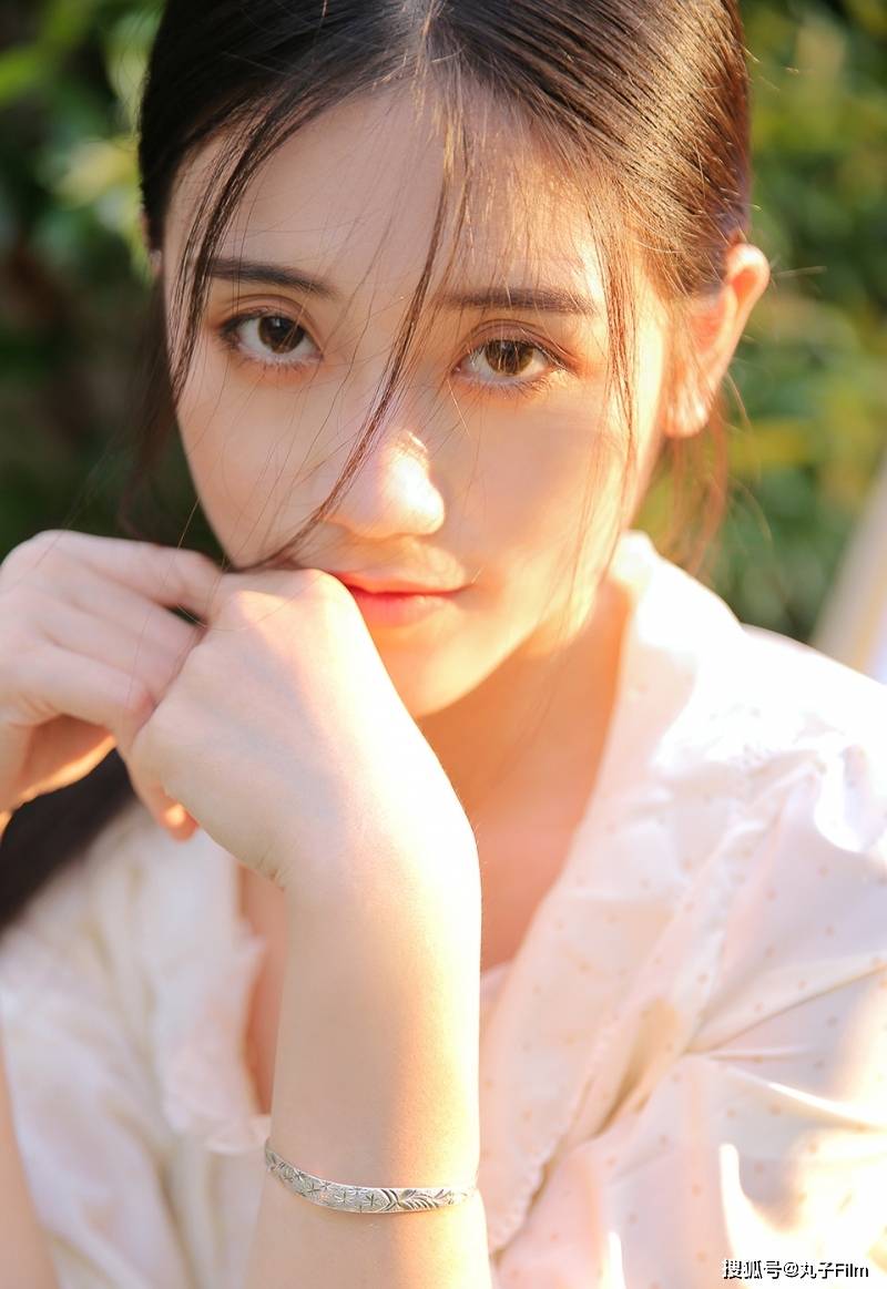 性感美女时尚写真:白嫩少女黑长直发清新脱俗,清纯甜美可爱迷人!