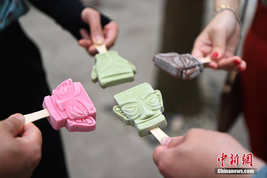 三星堆青铜面具冰淇淋吸引游客