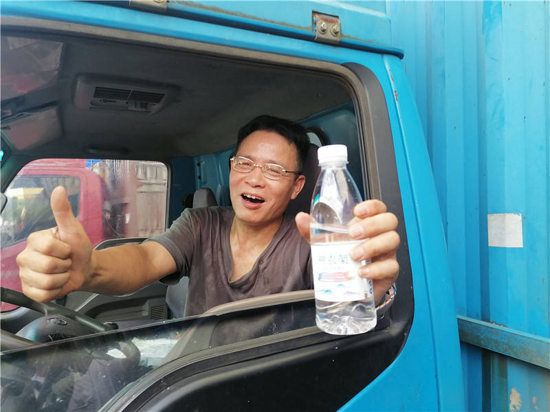 一辆大货车开至湖南物流总部仓库区,实泰集团工作人员立即上前微笑