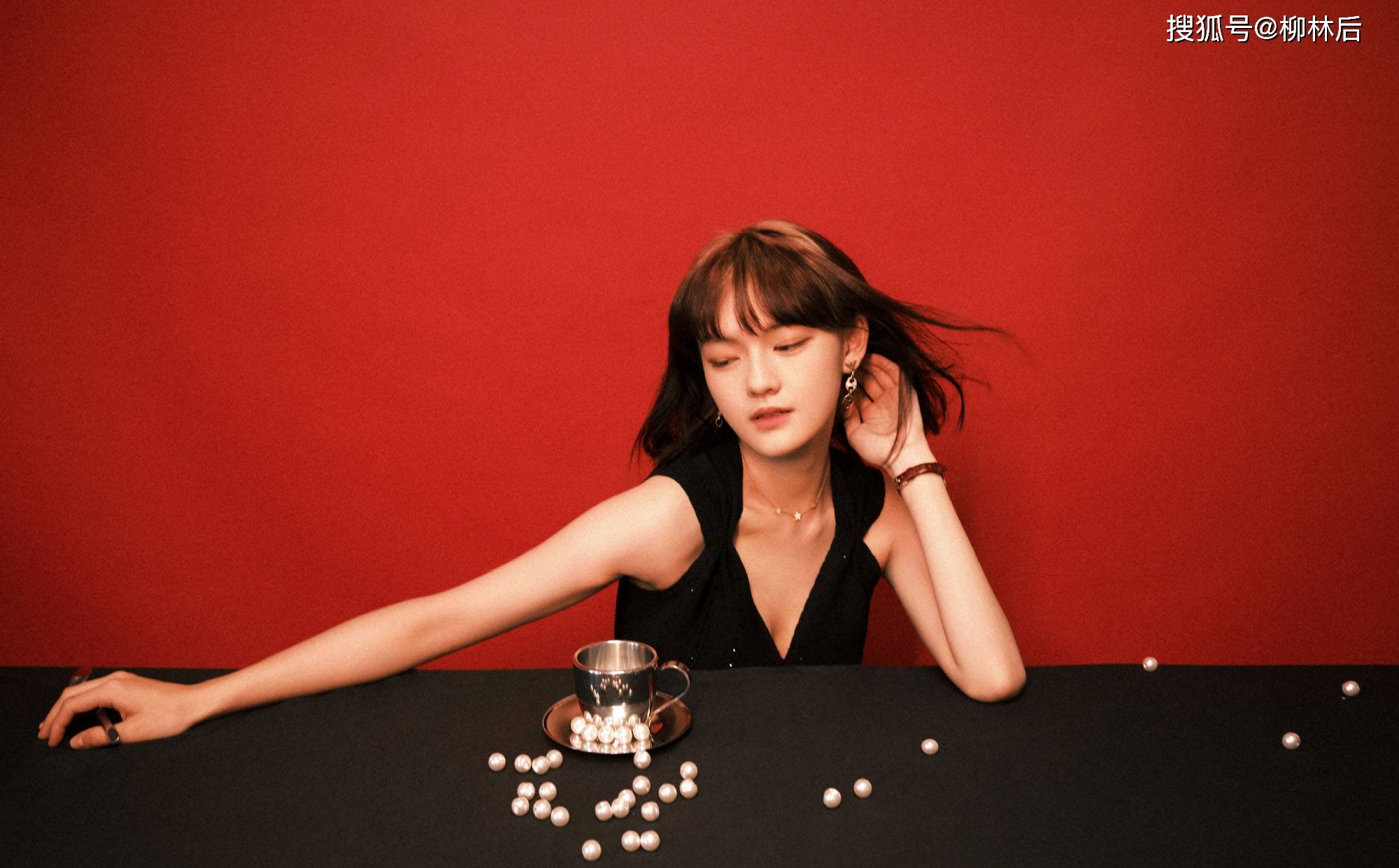 文淇红色背景配黑裙芳华无双