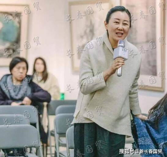 孙楠52岁妻子罕见素颜露面,身材发福衣着朴素