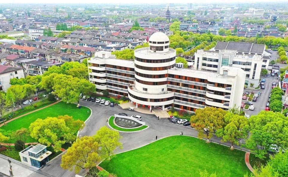 苏州吴江区震泽镇政府无围墙大院获群众点赞