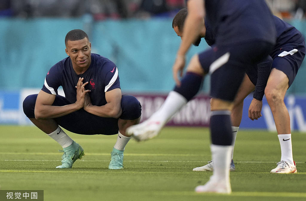 高清图法国训练备战欧洲杯姆巴佩蹲地发功