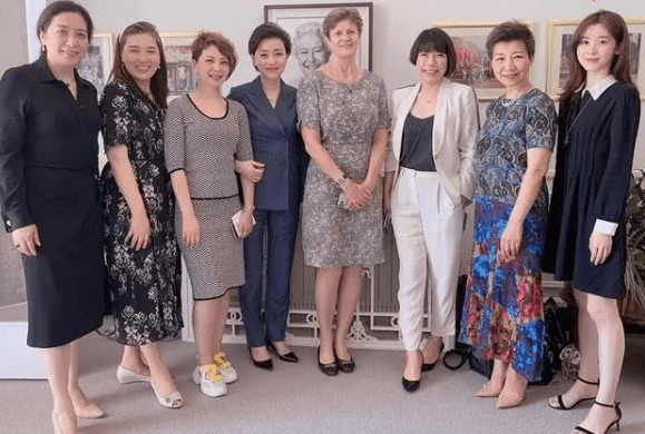 从毕业到身价580亿女富豪,她才用了6年!