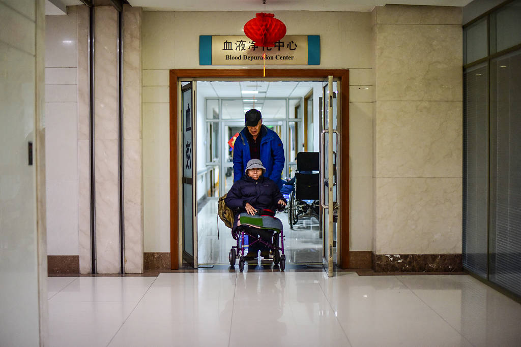 医院里的职业陪诊员 服务的大多是空巢老人 见证亲情淡漠 患者