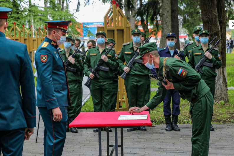 俄罗斯新兵入伍宣誓仪式在坦克部队的shavlinsky机动步兵团举行