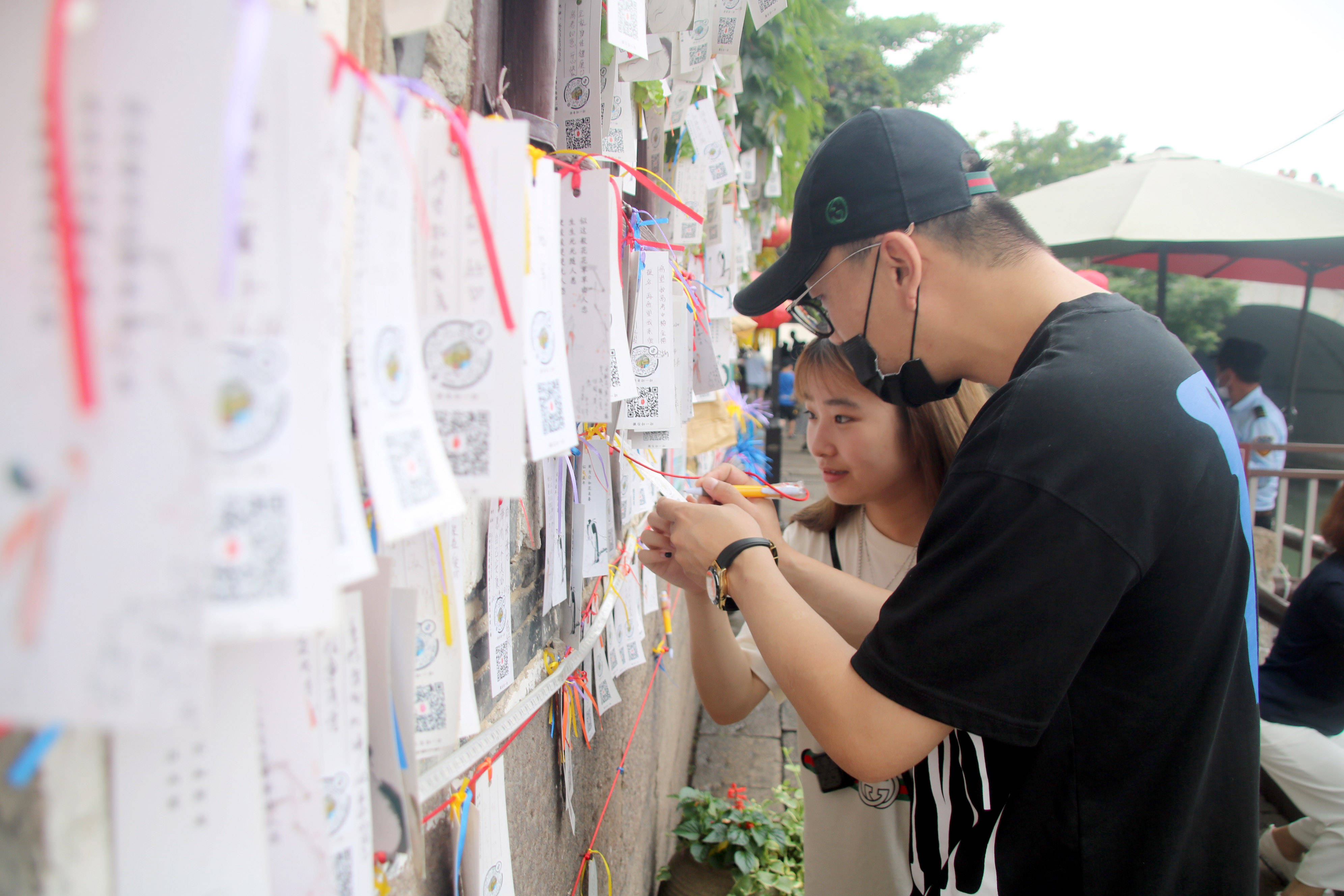 苏州山塘街评弹昆曲馆开辟"书签留言墙" 深受游客欢迎