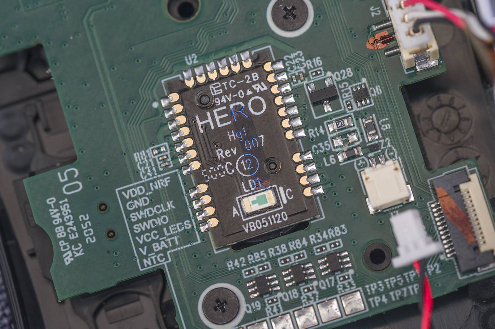 狗屁王二代的光学引擎是hero 25k,宣称能在亚微米级别精准追踪移动.