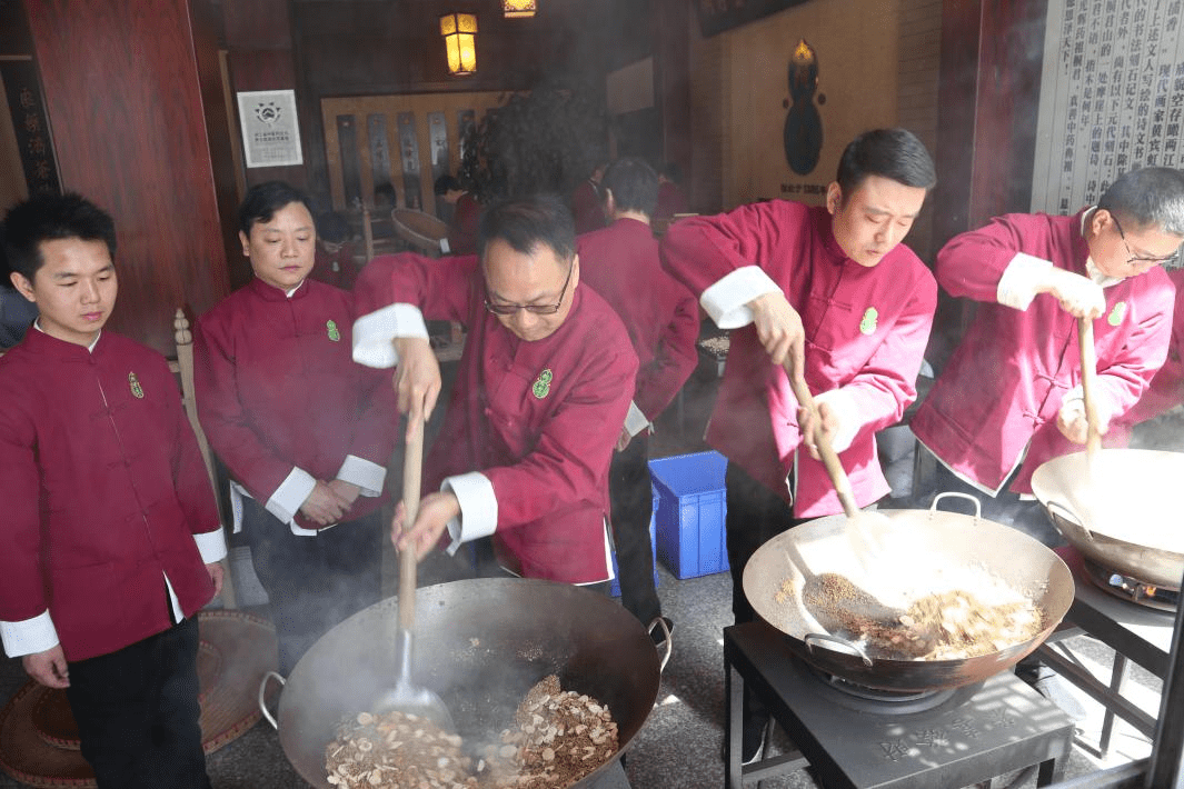 申屠银洪指导传承班学员学习古法炒制