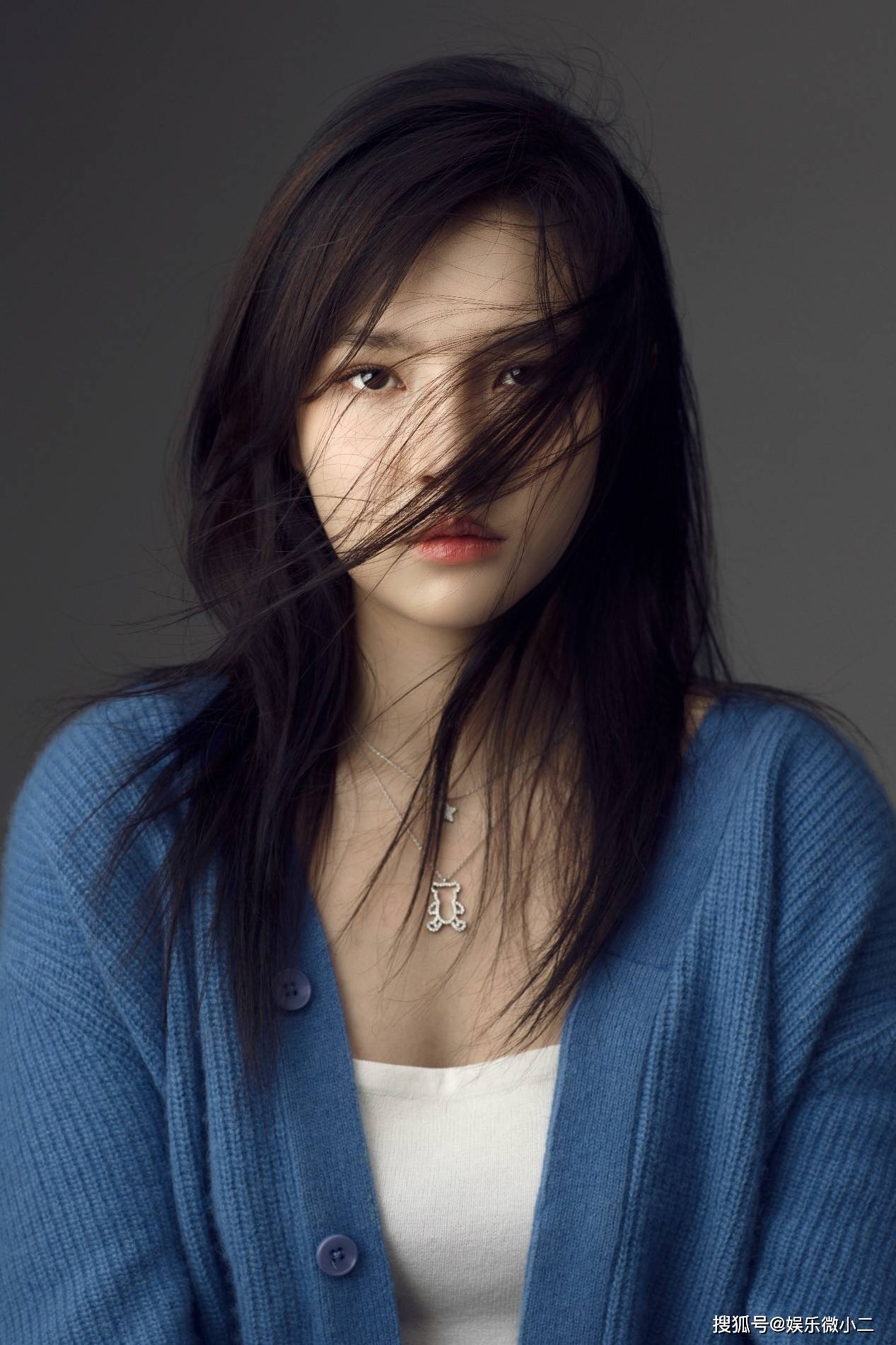 刘亦芊极简写真简约美 眼神纯净冷感十足