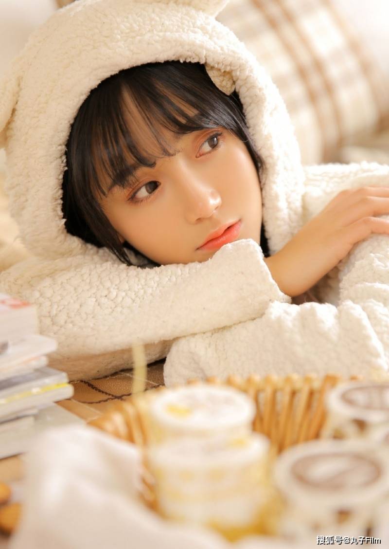 性感美女时尚写真:齐刘海萌妹子俏皮可爱,清纯甜美迷人!