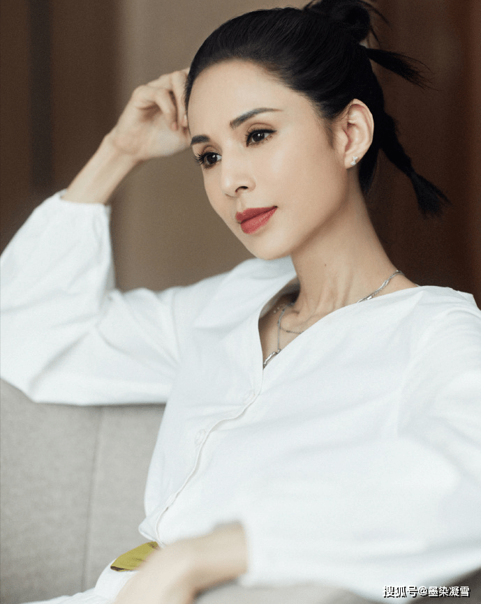 最美王语嫣李若彤晒白色长裙美照真的是保养有方还是当初的王语嫣