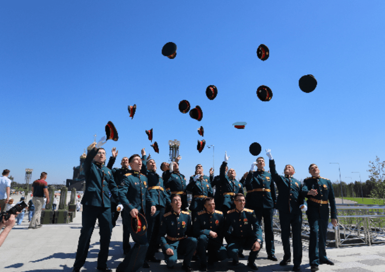 俄罗斯联邦国防部军事大学毕业生举行毕业典礼,将军前来颁发证书!