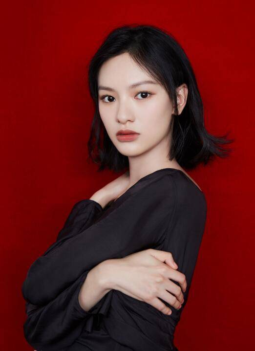 红毯killer!演员邱天上影节着高开叉礼服秀长腿