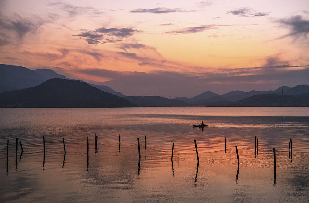 杜湖亲子房酒店房间整体采用撞色的装修风格,简洁时尚,明快活泼,清新
