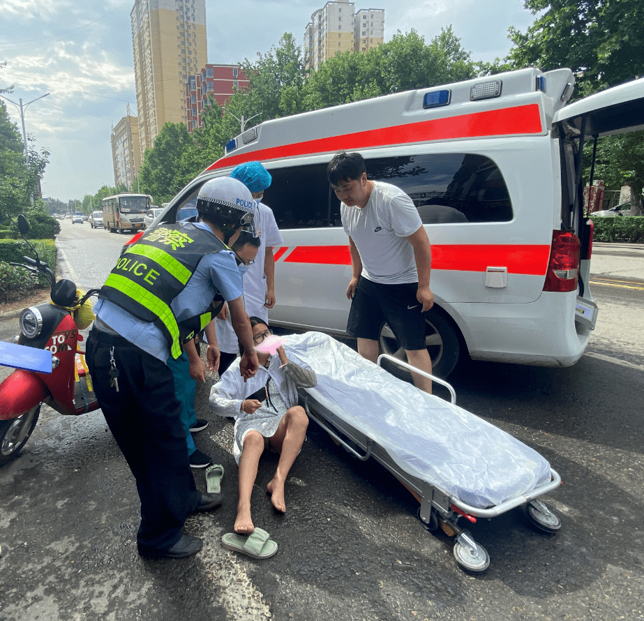 女子騎車摔傷 交警急伸援手