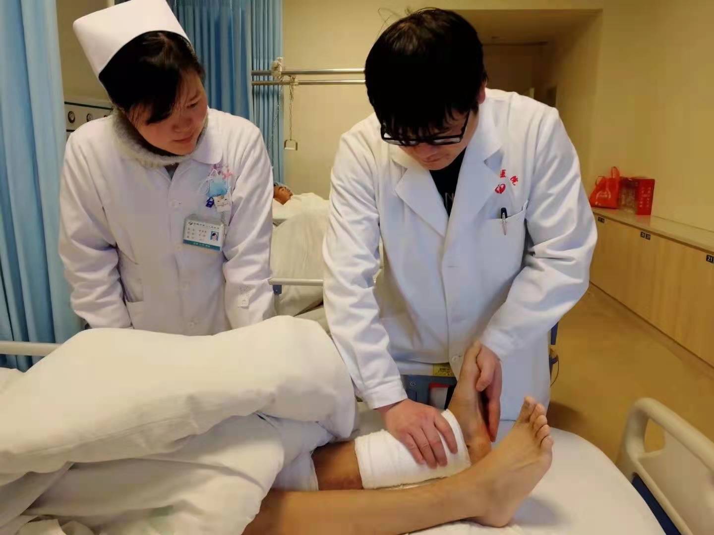 常德名医榜行走着的黑玉断续膏常德二医骨科副主任医师曾凡瑞侧记