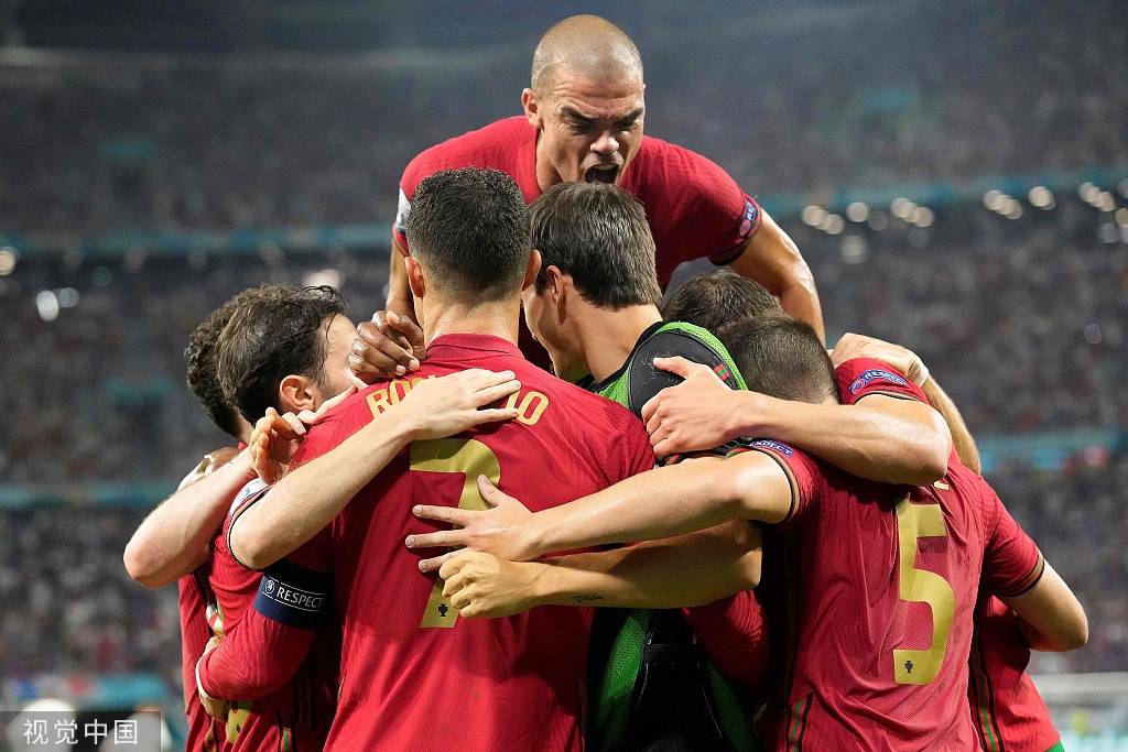 高清图:葡萄牙vs法国 c罗梅开二度霸气招牌庆祝