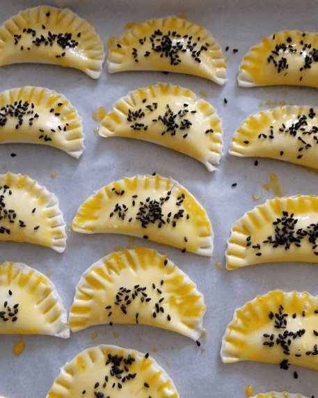 如何用饺子皮做出外酥里嫩香蕉派?