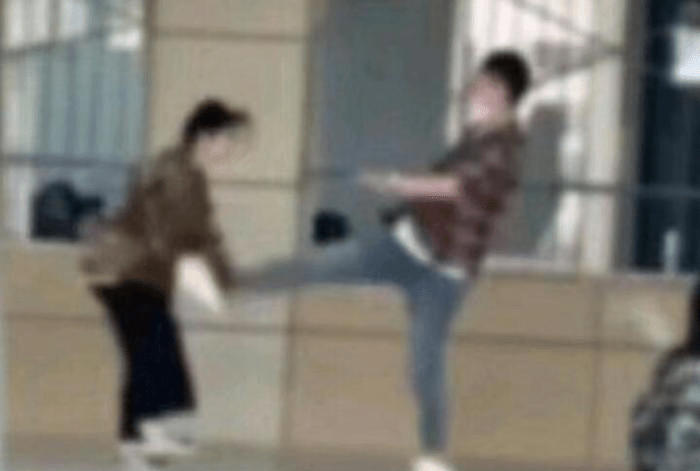 西安铁道技师学院老师掌掴脚踹学生 涉事老师开