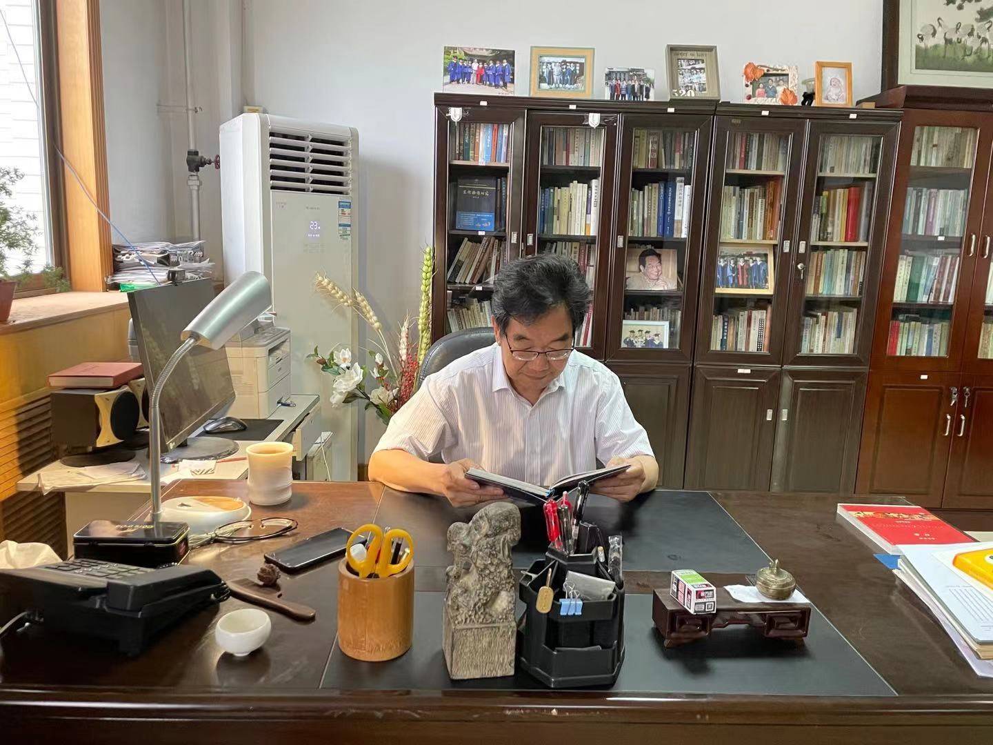 毕业致辞走红后:相信“善良能辟邪”的历史学教授反对讲官话