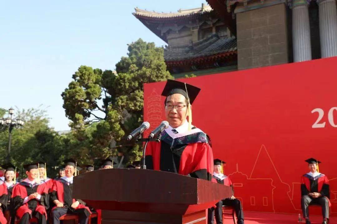 毕业致辞走红后:相信“善良能辟邪”的历史学教授反对讲官话