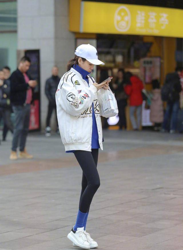 时尚小姐姐在上海街头 52694f8c51f342c6a2885f15e558d98b.jpeg