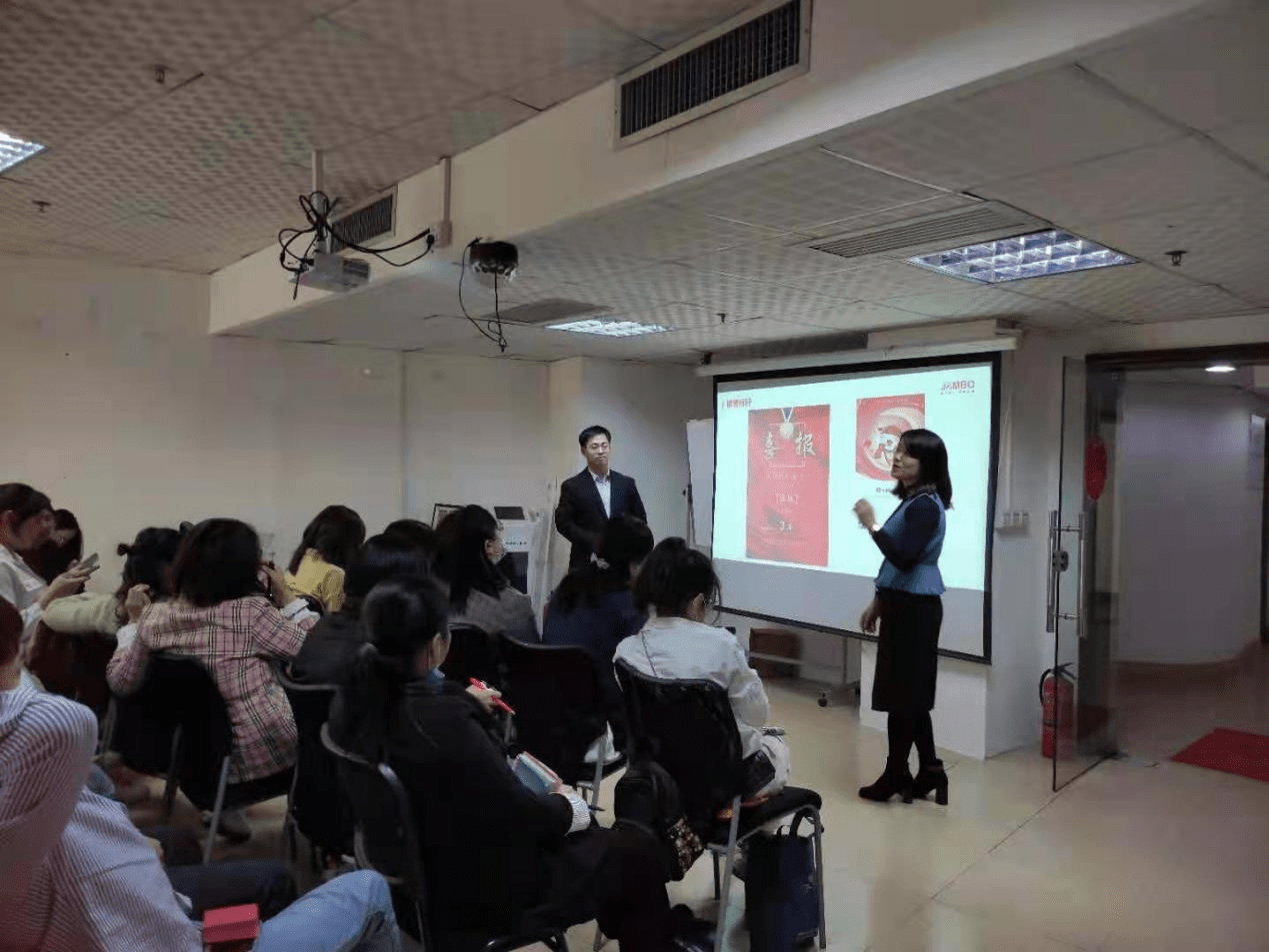 3月2日,海南亿保培训林芝参员工销售惠亿保运营袁春兰在海南亿保与