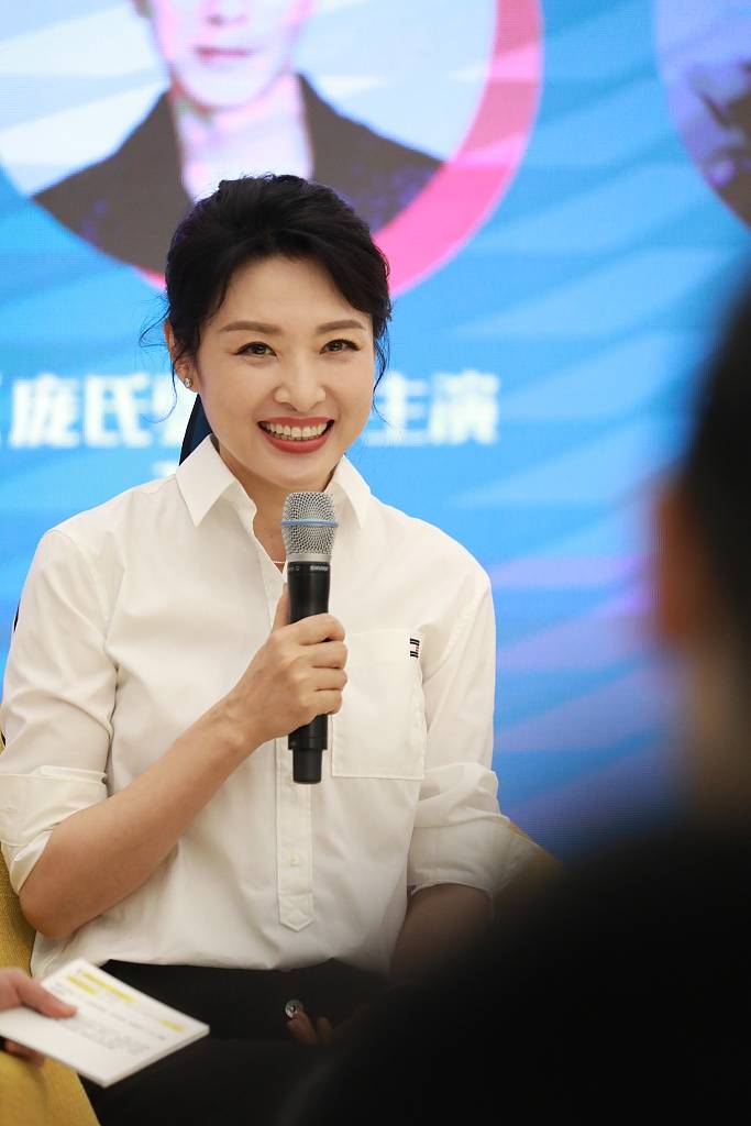 周涛穿白衬衫亮相活动现场 一颦一笑展现知性魅力