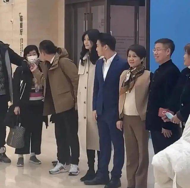 贵妇|奚梦瑶为受四太认可真拼！增肥还拎“贵妇包”，却没了名模好品味
