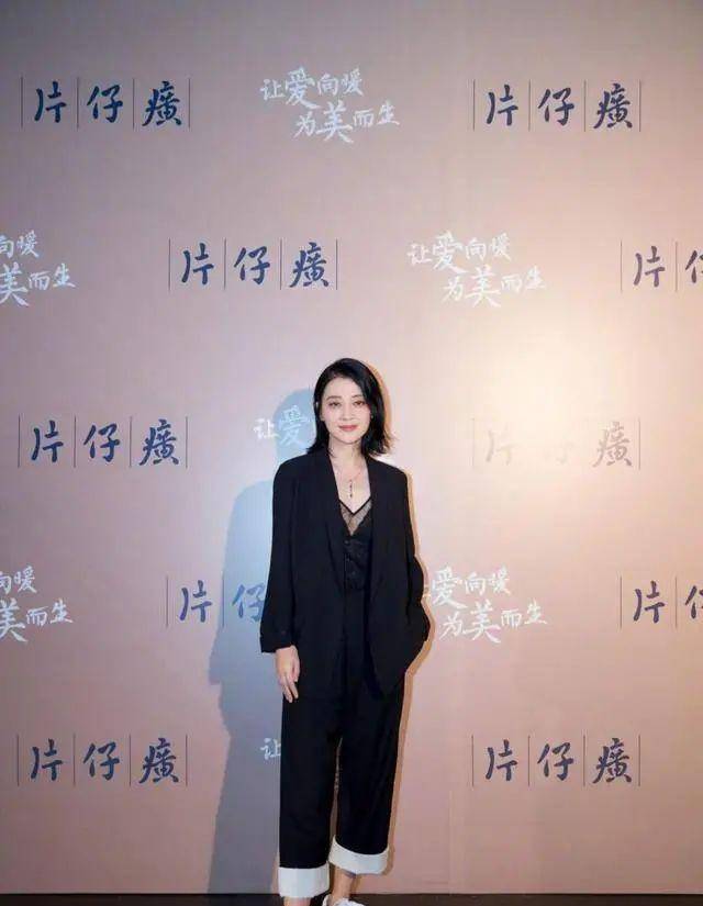丑还美|45岁梅婷真会“玩”，连衣裙里面配裤子，不但不丑还美出新高度