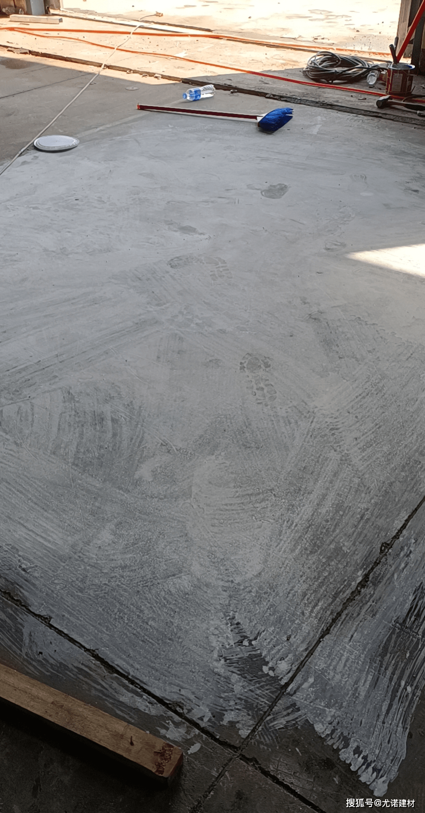 剂材料残留在地表没来得及,及时清理,固化剂蒸发结晶形成白色结晶物