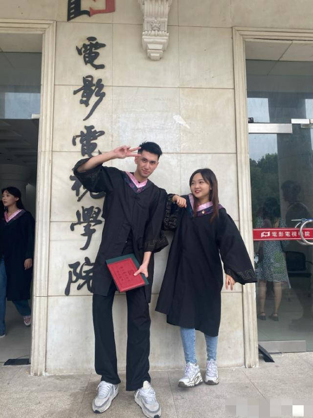 林妙可晒大学毕业照 不舍分别泪流满面