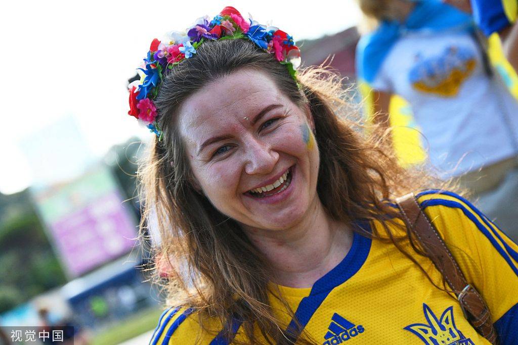 高清乌克兰04英格兰美女球迷场边争奇斗艳