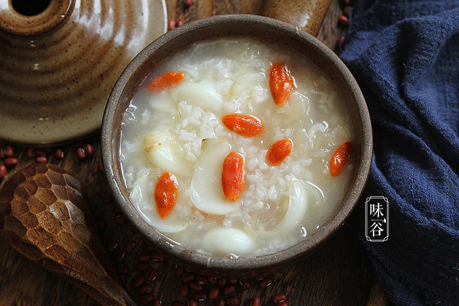 百合银耳粥【材料】:银耳 小半朵,新鲜百合 30克,大米 适量,枸杞 少许