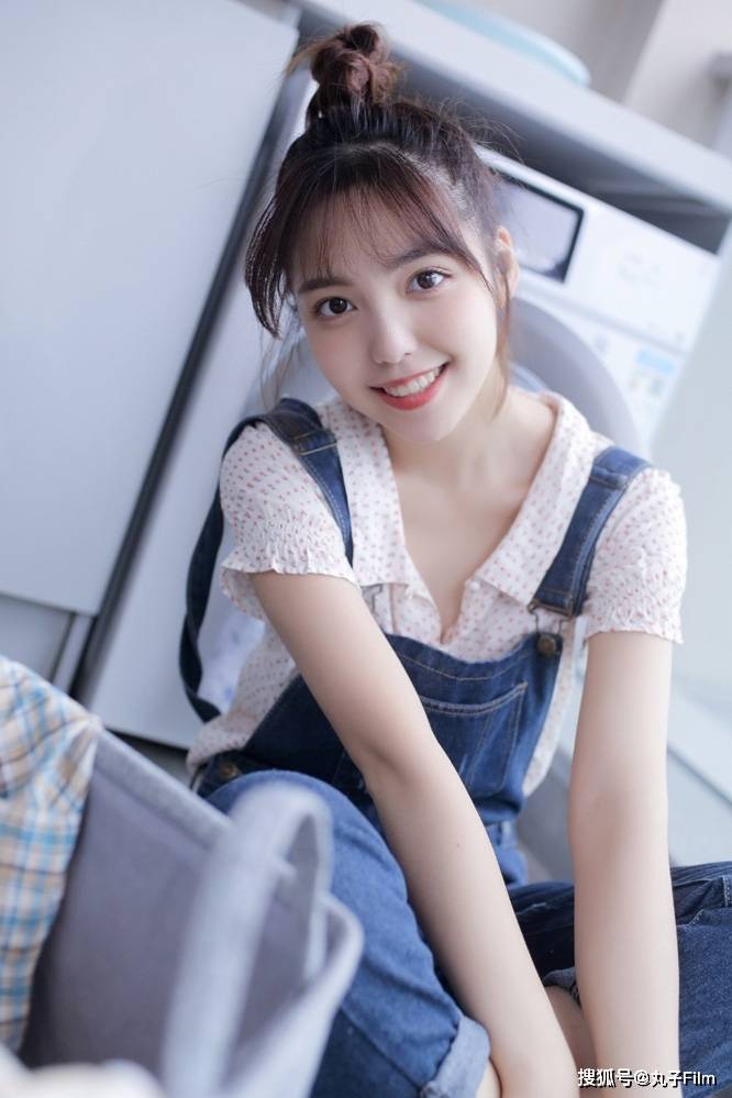 性感美女时尚写真:丸子头少女牛仔背带裤,清纯甜美可爱迷人!