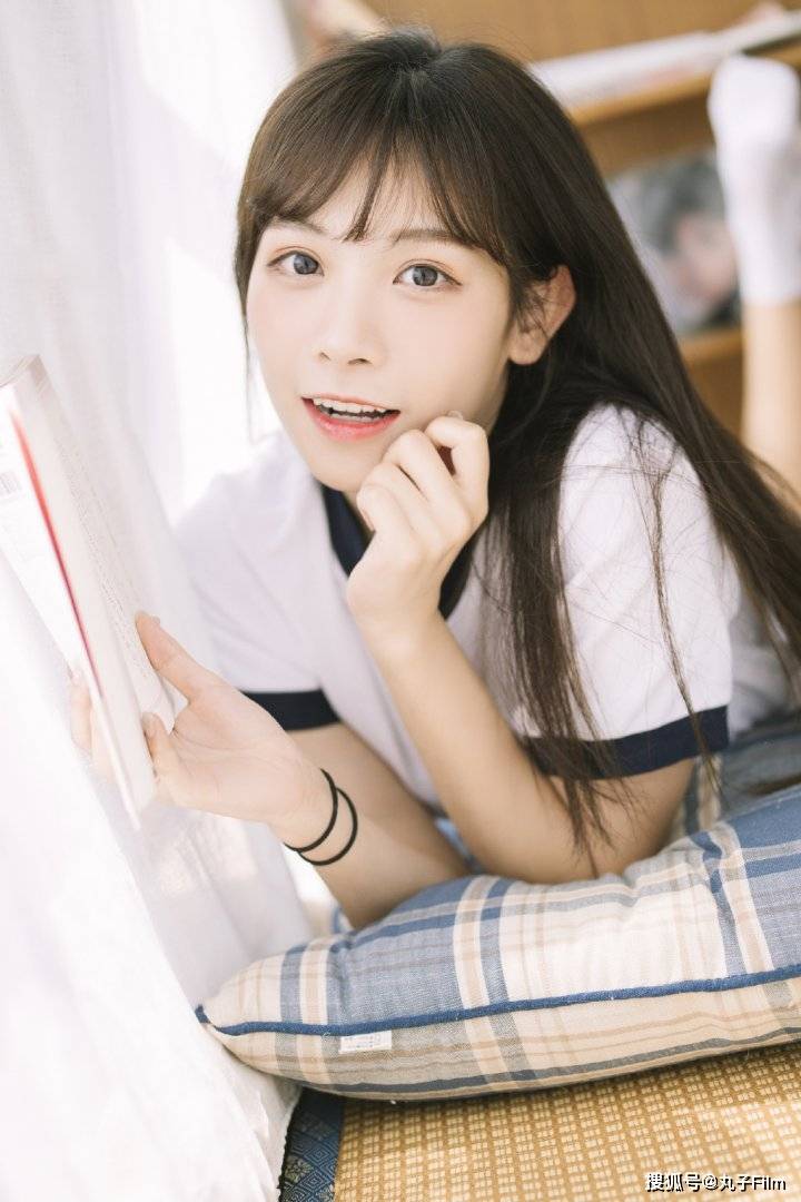 性感美女时尚写真:呆萌可爱皮肤白皙美少女,清纯甜美迷人!