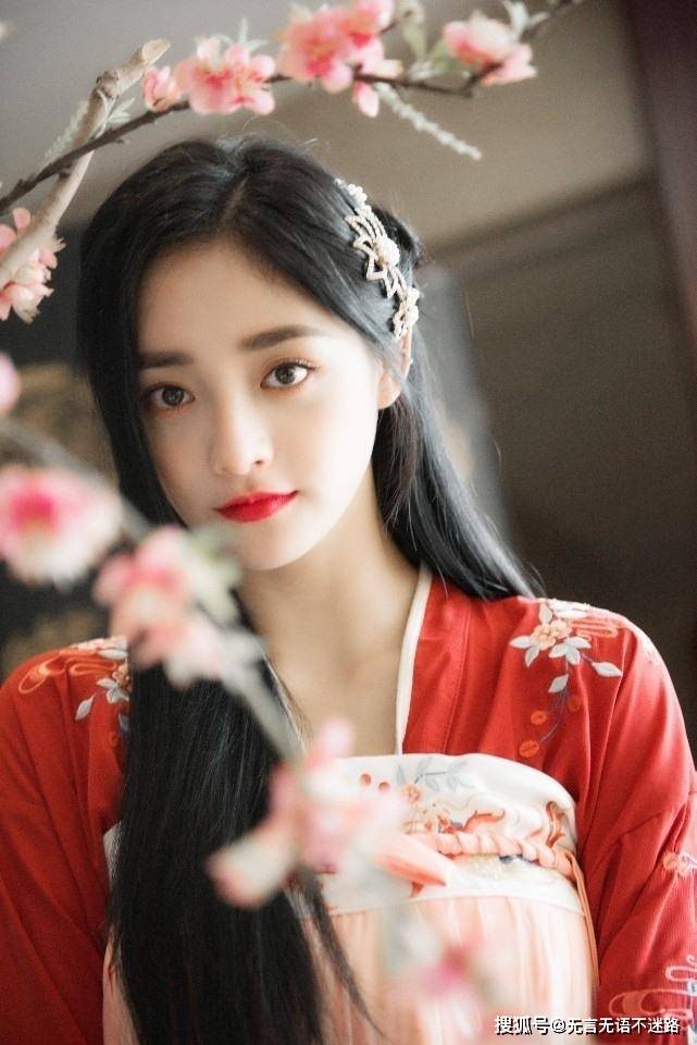 身姿|周洁琼，桃花树旁轻抚琵琶，优雅身姿，满满的古韵古风