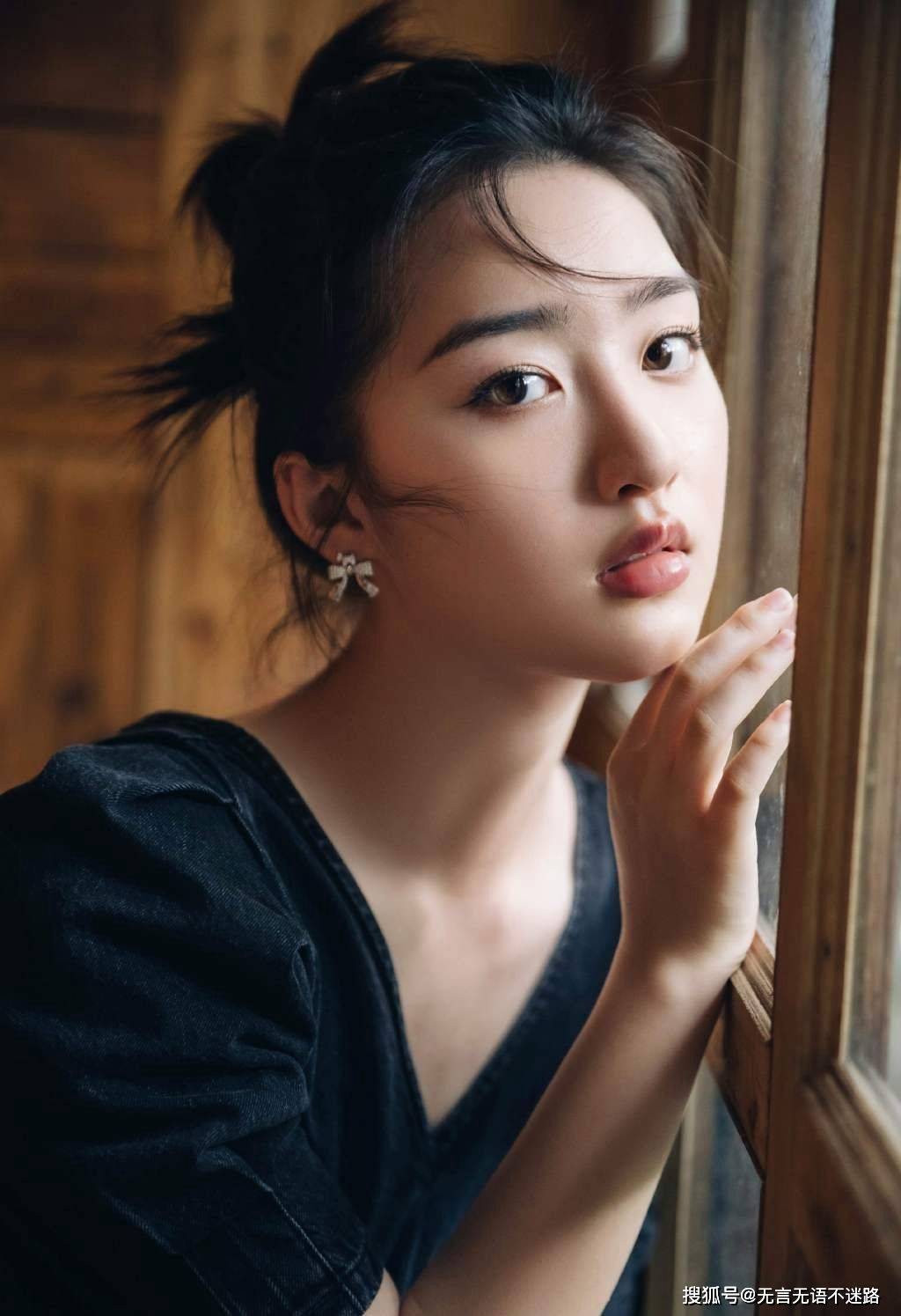 细节|邓恩熙，甜美可人，V领牛仔裙，小木屋悠闲活力