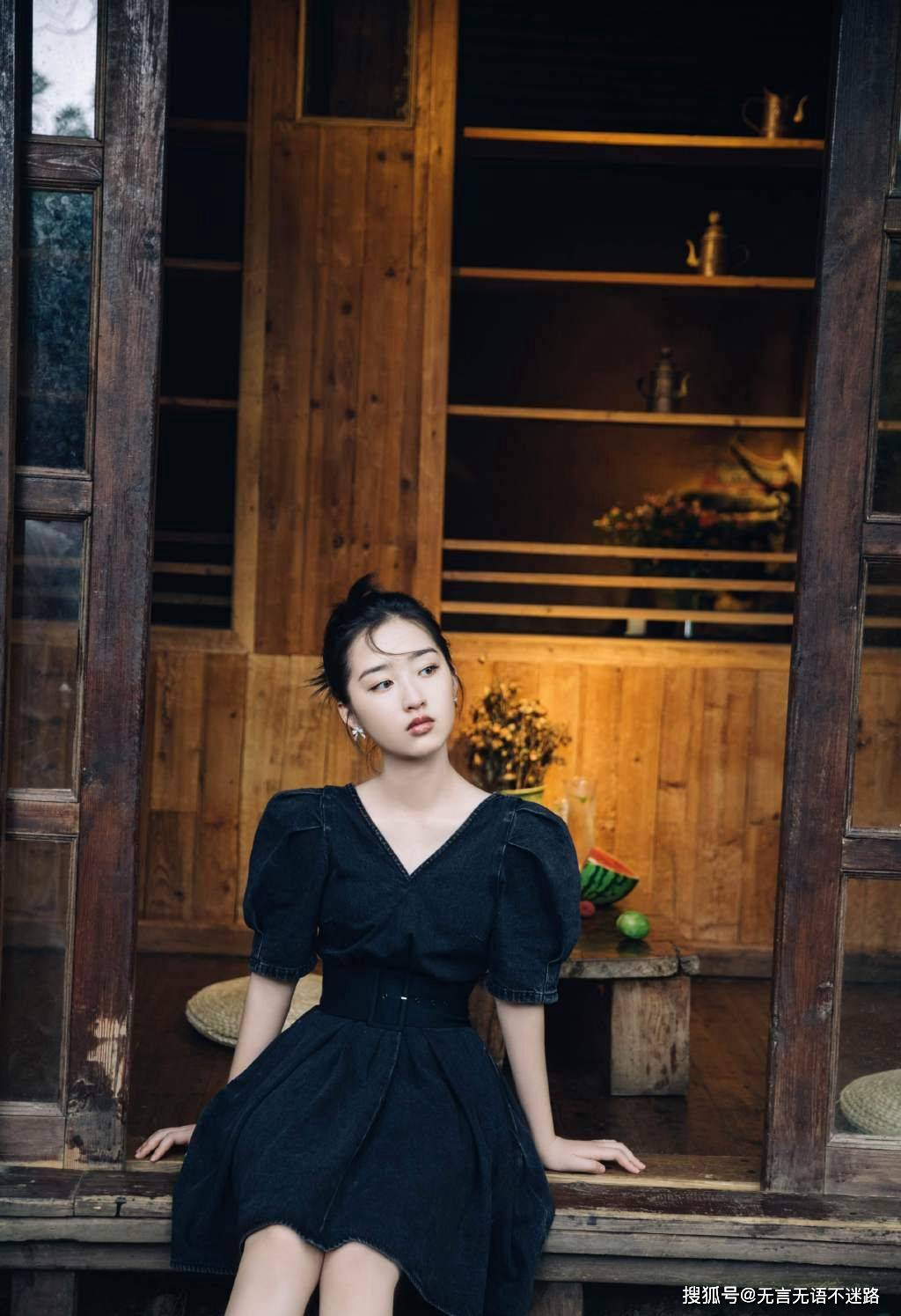 细节|邓恩熙，甜美可人，V领牛仔裙，小木屋悠闲活力