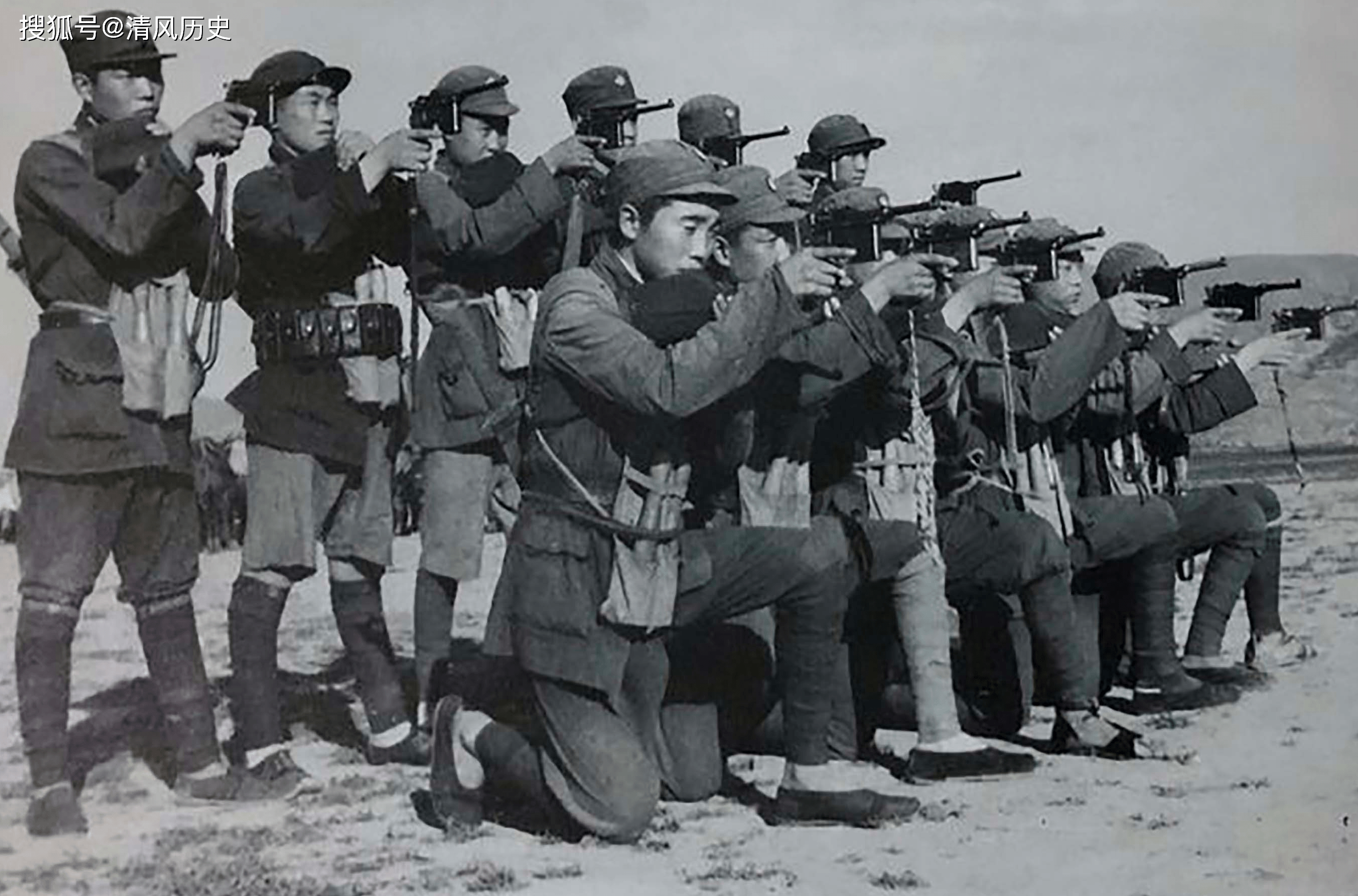 原创珍贵的抗日战争照片日本士兵装备精良中国士兵还拿着火绳枪