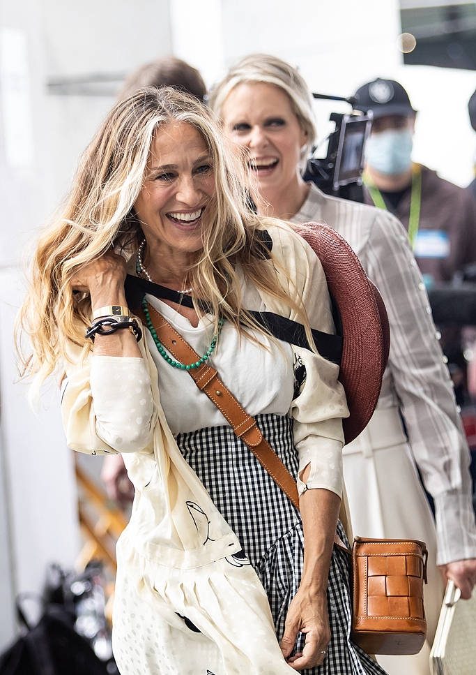 《欲望都市》时隔22年重启续集开拍 两女主姐妹相拥