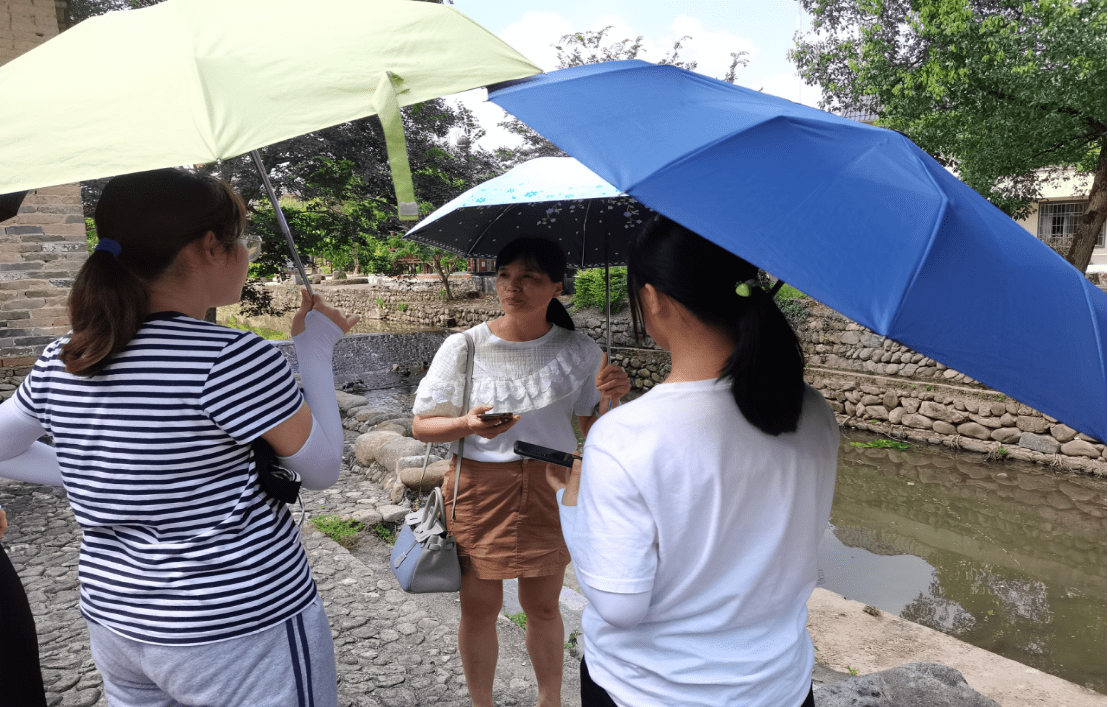 实践的第二天,心之源调研组结合畔水村当地的特色,开展走访调研活动